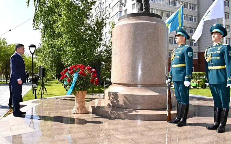Kazakh PM Bektenov lays flowers at monument to pilot Talgat Bigeldinov