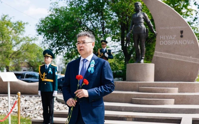 Атыраулықтар Хиуаз Доспанованың әуежайдағы ескерткішіне гүл шоғын қойды Атыраулықтар Хиуаз Доспанованың әуежайдағы ескерткішіне гүл шоғын қойды
