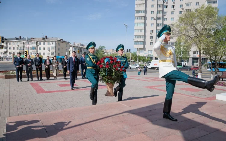 Мемлекеттік кеңесші Ерлан Қарин Әлия Молдағұлованың ескерткішіне гүл шоғын қойды