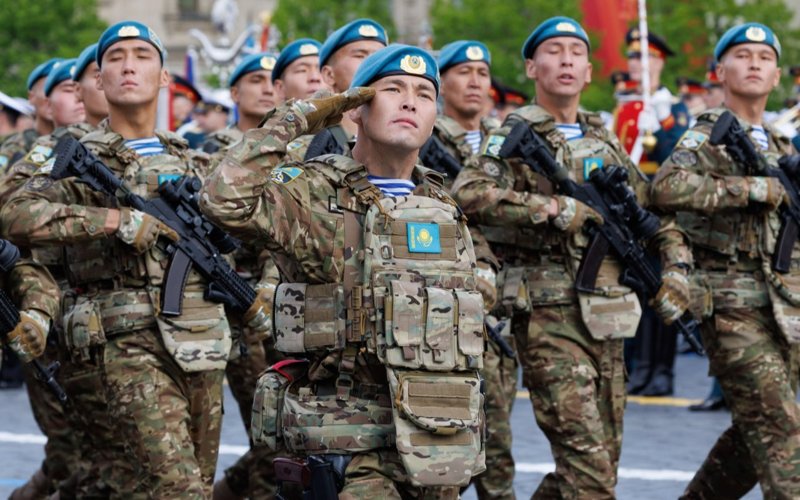 Prezıdent Qyzyl alańdaǵy paradqa qatysqan sarbazdarǵa qurmet kórsetti Prezıdent Qyzyl alańdaǵy paradqa qatysqan sarbazdarǵa qurmet kórsetti