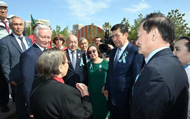 Мәжіліс төрағасы Бауыржан Момышұлының ескерткішіне гүл шоқтарын қойды Мәжіліс төрағасы Бауыржан Момышұлының ескерткішіне гүл шоқтарын қойды