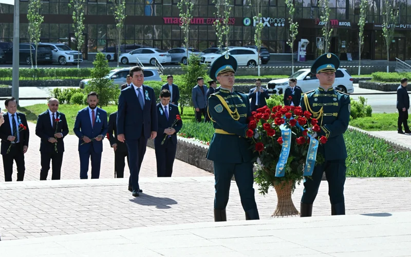 Председатель Мажилиса возложил цветы к памятнику Бауыржану Момышулы