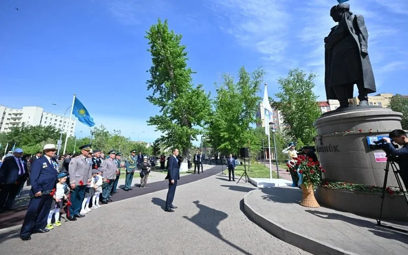 Senate Speaker Ashimbayev lays flowers at monument to Manshuk Mametova
