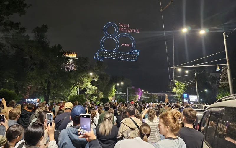 Зрелищное дрон-шоу ко Дню Победы собрало более 60 тысяч алматинцев