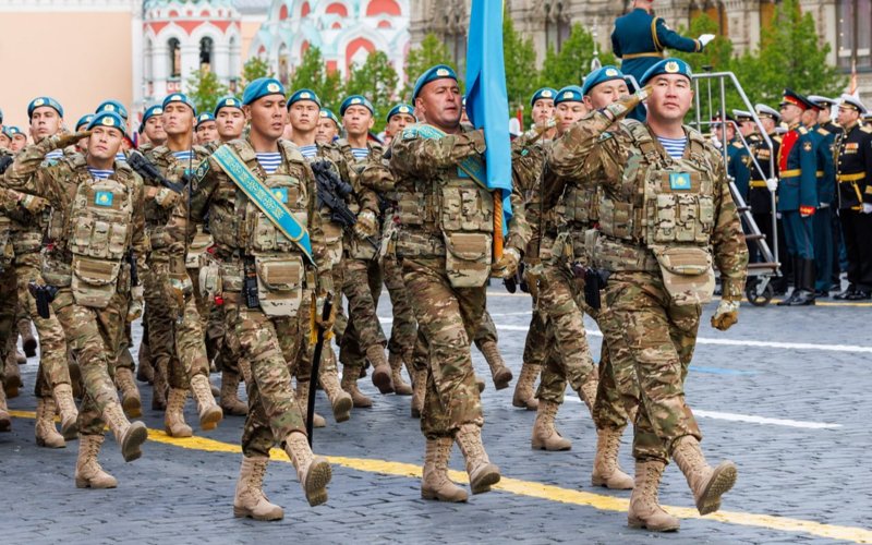 Prezıdent Qyzyl alańdaǵy paradqa qatysqan sarbazdarǵa qurmet kórsetti Prezıdent Qyzyl alańdaǵy paradqa qatysqan sarbazdarǵa qurmet kórsetti
