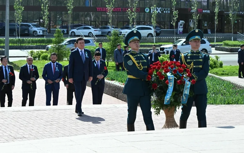 Majilis Speaker Koshanov lays flowers at monument to Baurzhan Momyshuly