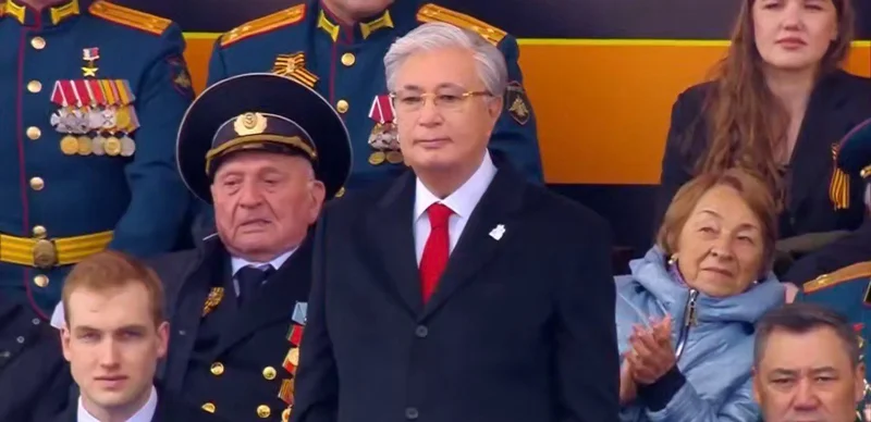 Президент Қызыл алаңдағы парадқа қатысқан сарбаздарға құрмет көрсетті