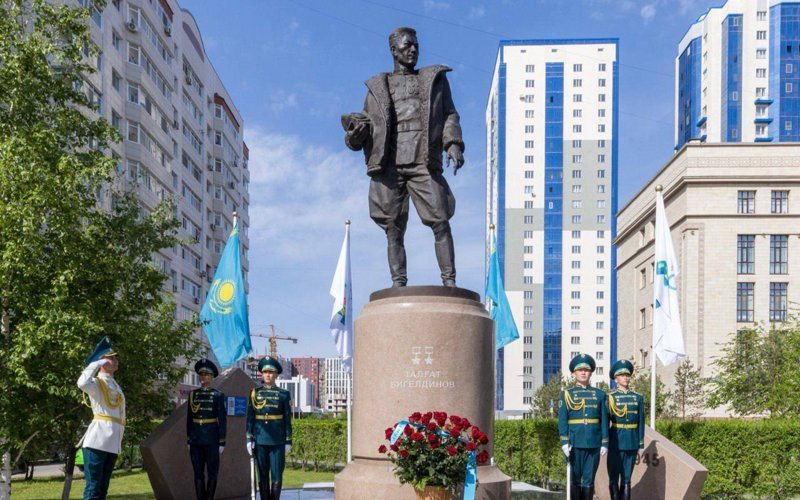 Олжас Бектенов возложил цветы к памятнику Талгату Бегельдинову Олжас Бектенов возложил цветы к памятнику Талгату Бегельдинову