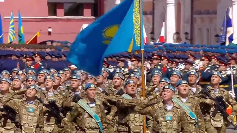 Президент Қызыл алаңдағы парадқа қатысқан сарбаздарға құрмет көрсетті Президент Қызыл алаңдағы парадқа қатысқан сарбаздарға құрмет көрсетті