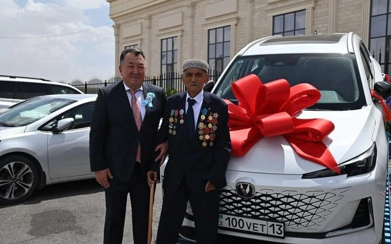 Sozaqta soǵys ardagerine kólik syılandy