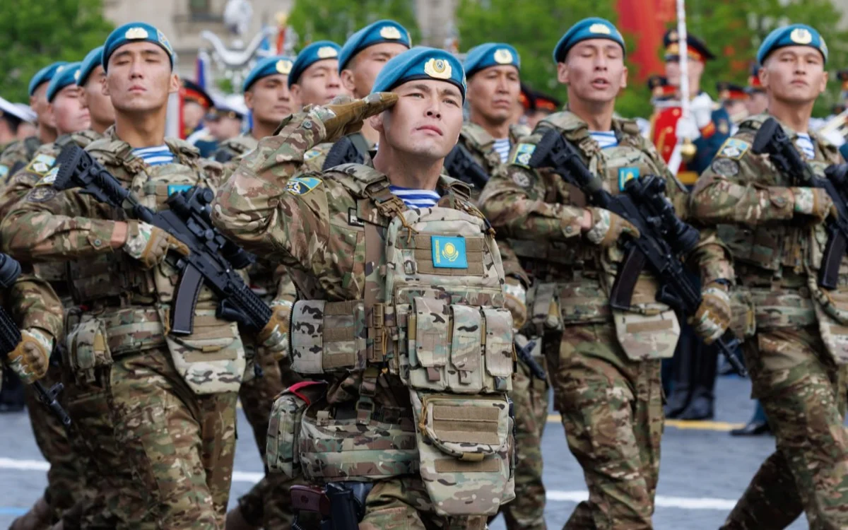 Президент Қызыл алаңдағы парадқа қатысқан сарбаздарға құрмет көрсетті