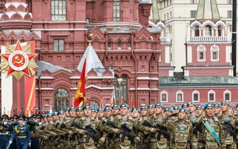 President Tokayev greets Kazakhstan’s soldiers at Red Square parade in Moscow