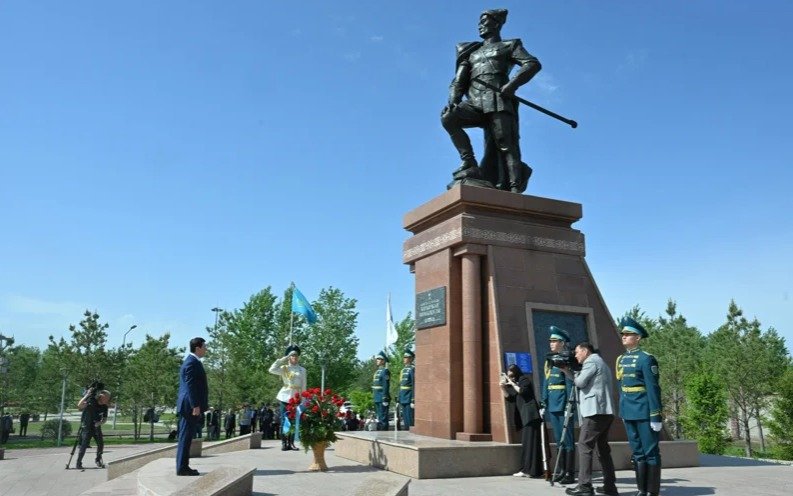 Majilis Majilis Speaker Koshanov lays flowers at monument to Baurzhan Momyshuly