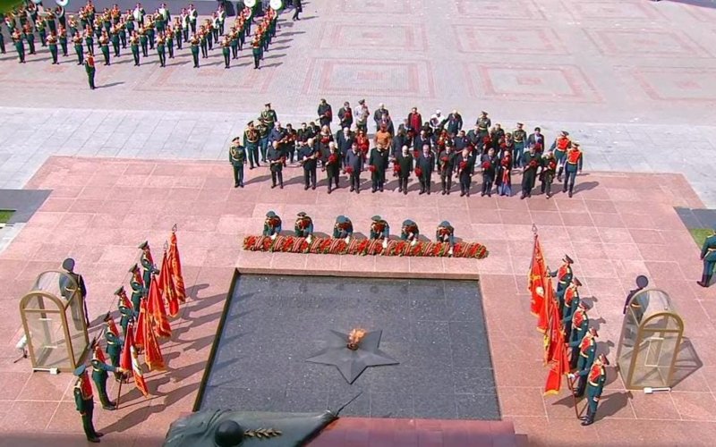 Президент Казахстана возложил цветы к могиле Неизвестного солдата Президент Казахстана возложил цветы к могиле Неизвестного солдата