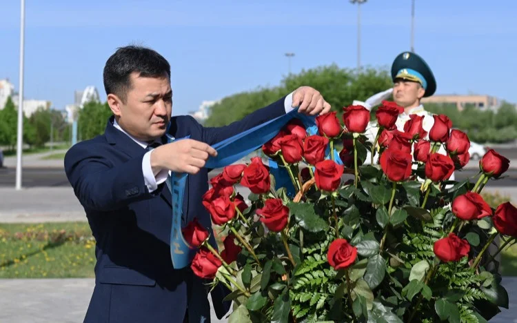  Prezıdent Ákimshiliginiń Basshysy Aıbek Dádebaı Raqymjan Qoshqarbaev eskertkishine gúl shoǵyn qoıdy