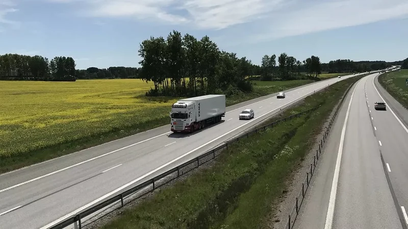 Швеция электромобильдерді қозғалыс кезінде қуаттауға болатын жолдар салады