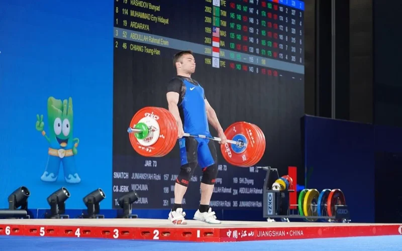 Казахстанский штангист