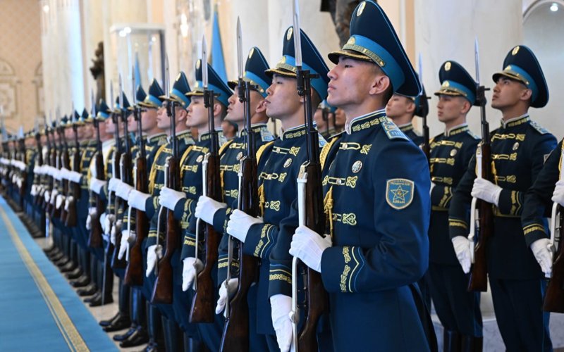 Мемлекеттік күзет Қасым-Жомарт Тоқаев Ақордада Абу-Дабидің Тақ мұрагерін қарсы алды