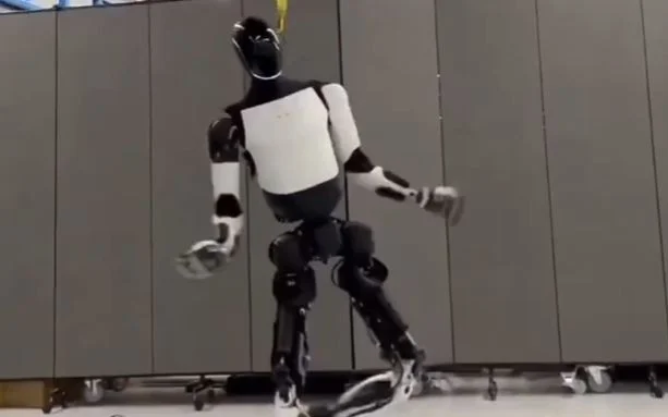 робот Optimus танцует