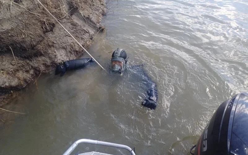 Водолазы ищут рыбака в Иртыше
