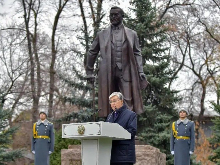 阿赫梅特·拜图尔森吾勒纪念碑揭幕仪式 а