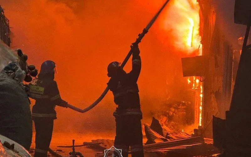 По повышенному рангу: в Астане горит склад