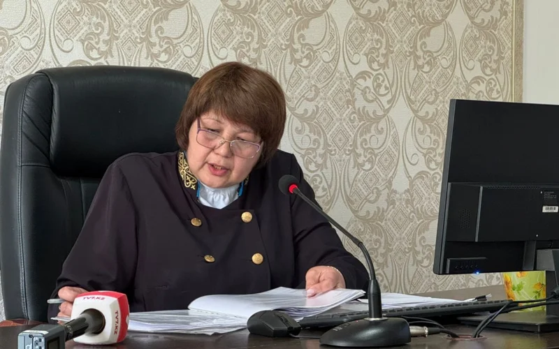 Фото с тюльпанами: аким села Актюбинской области не согласилась с обвинением в суде