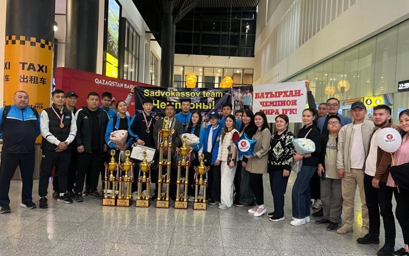 Победителей чемпионата по карате торжественно встретили в аэропорту Астаны Победителей чемпионата по карате торжественно встретили в аэропорту Астаны