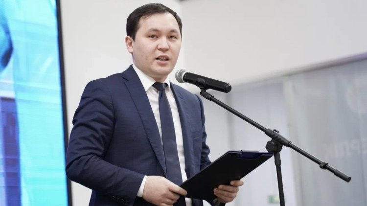 Dıas Jákenov a