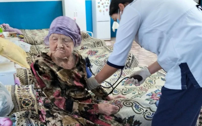 В Шымкенте 92-летнюю труженицу тыла нашли в запертой квартире в тяжелом состоянии