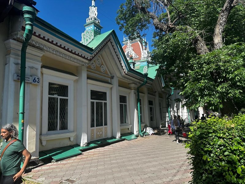 Қызыл таң дүкені а