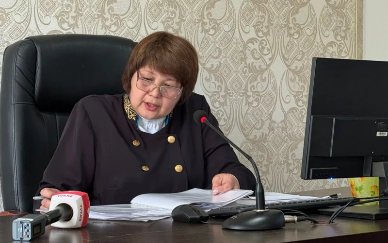 Aqtóbede qyzǵaldaq ustap fotoǵa túsken aýyl ákimi sotta ózine taǵylǵan aıypqa kelispedi