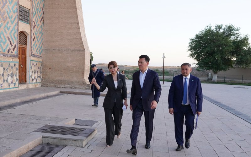 Ерлан Карин посетил мавзолей Ходжи Ахмеда Яссауи Ерлан Карин посетил мавзолей Ходжи Ахмеда Яссауи