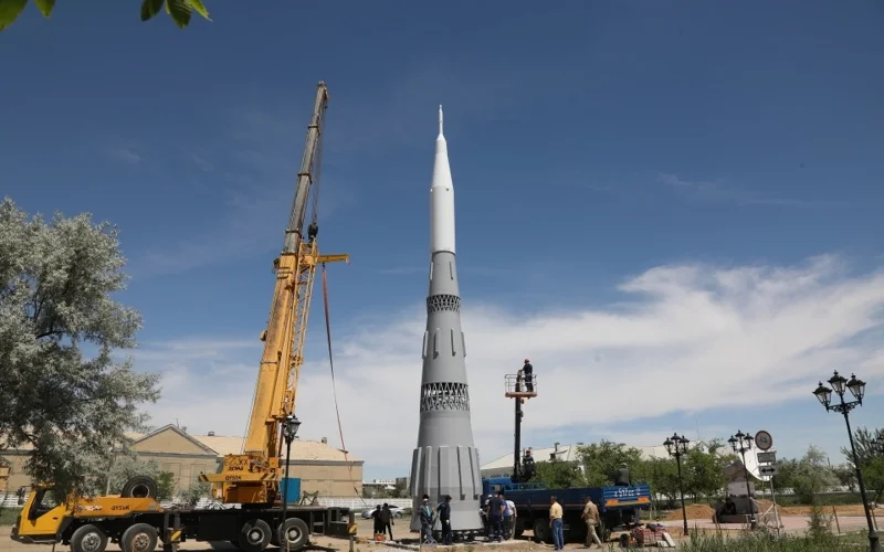 Самый большой в мире макет ракеты установили в Байконуре