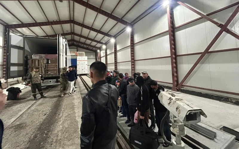 29 иностранцев пытались пересечь границу в Актобе, спрятавшись в грузовике