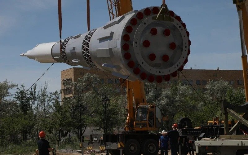 World’s largest rocket mock-up installed in Baikonur Baikonur
