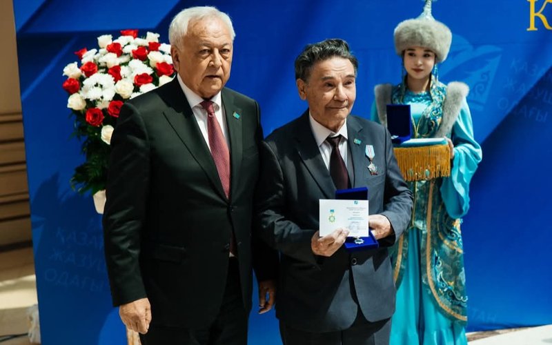 Atyraý oblysynyń 4 qalamgerine Qazaqstannyń qurmetti jazýshysy ataǵy berildi. Atyraý oblysynyń 4 qalamgerine Qazaqstannyń qurmetti jazýshysy ataǵy berildi.