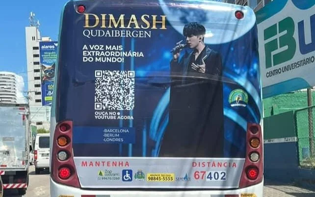 В Бразилии появились автобусы с фотографиями Димаша