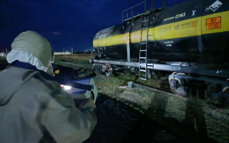 Утечка серной кислоты из цистерны произошла на станции в Акмолинской области