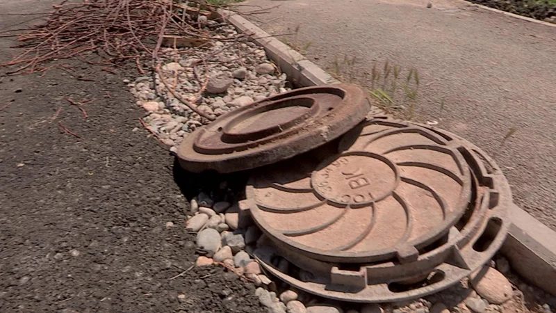 Открытые люки в Шымкенте превращаются в ловушки