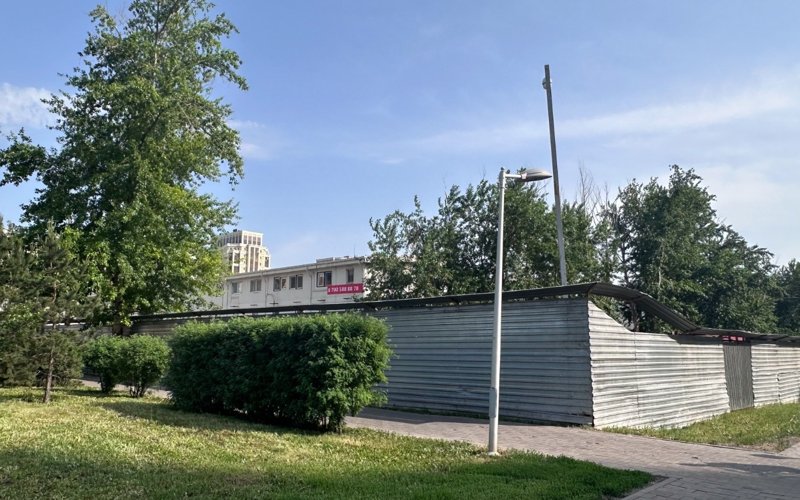 Участок в центре Астаны освобождают от временных построек Участок в центре Астаны освобождают от временных построек