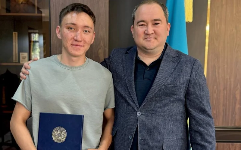 В Усть-Каменогорске наградили студента, спасшего тонущего ребенка