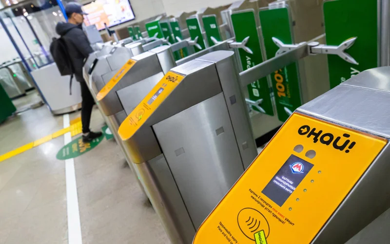 Все турникеты в метро Алматы оснастят бесконтактной системой оплаты