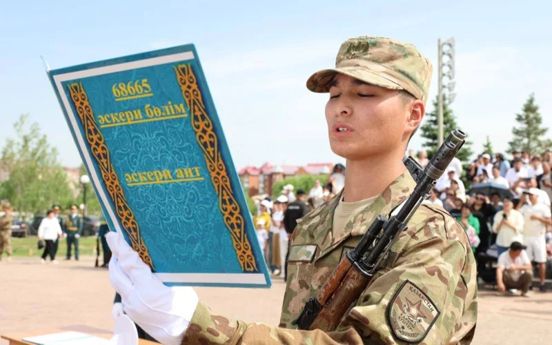 В Астане молодое пополнение десантно-штурмовой бригады приняло присягу