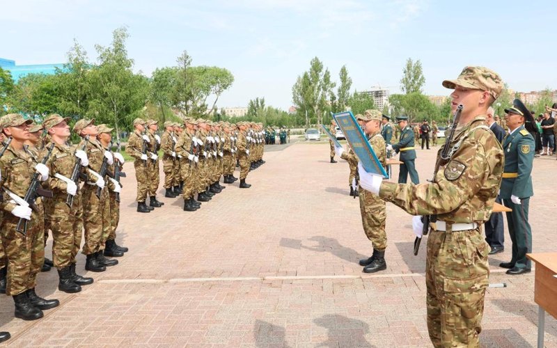 В Астане молодое пополнение десантно-штурмовой бригады приняло присягу В Астане молодое пополнение десантно-штурмовой бригады приняло присягу