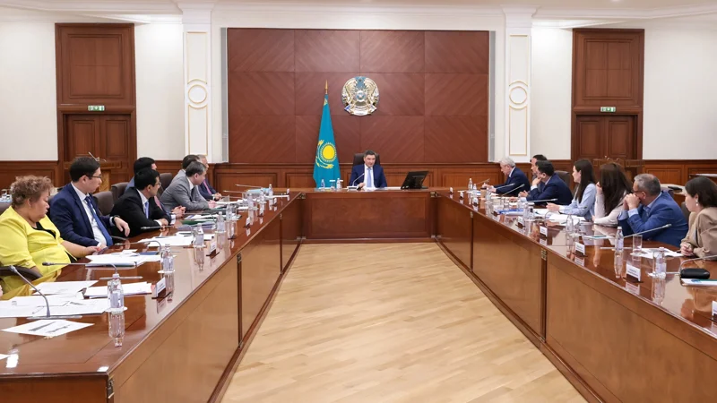 Олжас Бектенов обсудил с экспертами вопросы развития экономики 