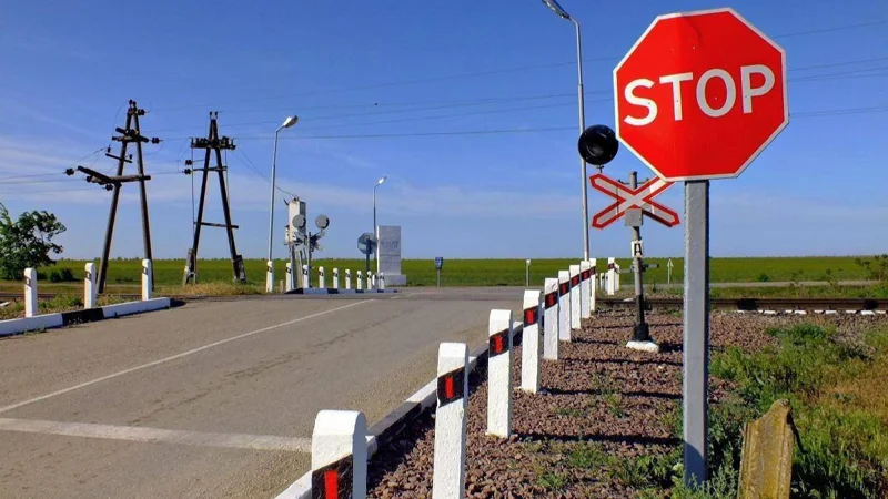 Внедорожник столкнулся с поездом в области Жетысу