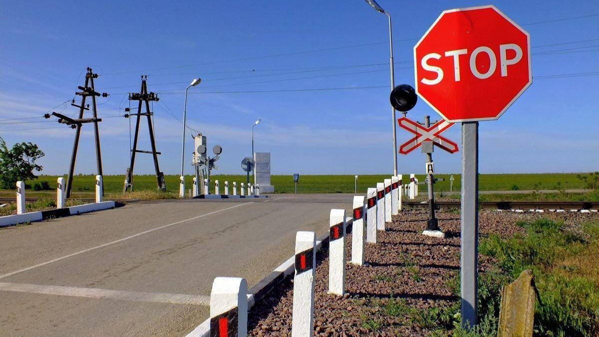 Ақтөбеде теміржолды белгіленбеген жерден кесіп өткен 500-ден астам адам жауапқа тартылды