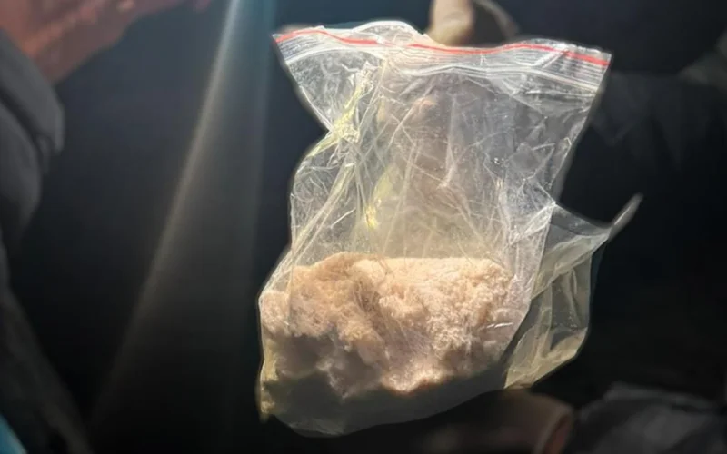 Oralda eki qyz 1,6 kelige jýyq sıntetıkalyq esirtkimen ustaldy 