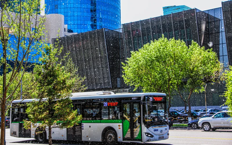 Elordada avtobýs júrgizýshileriniń áreketin kamera arqyly baqylaıdy